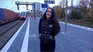 Auf Bahnhofsklo Geschwängert! Ihr Läuft Die Suppe Aus Der Fotze!!!