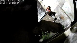 Ela Gosta De Mijar Em Público