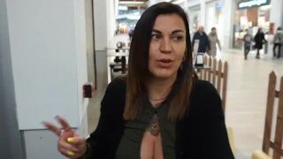 Milf Italiana Incontra Un Fan Al Centro Commerciale