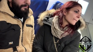 Sega Veloce Con Sbarrata In Bocca Tra I Sedili Del Treno
